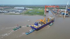 我国自从研制超大型耙吸挖泥船正在江苏